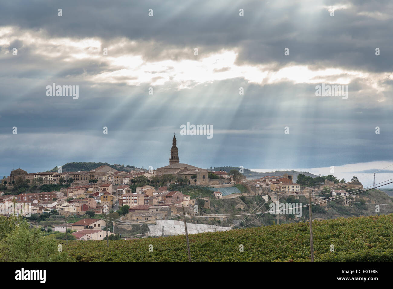 Una immagine di panorama della città di Briones di La Rioja in Spagna con raggi di sunlihht proveniente attraverso un cielo grigio. Foto Stock