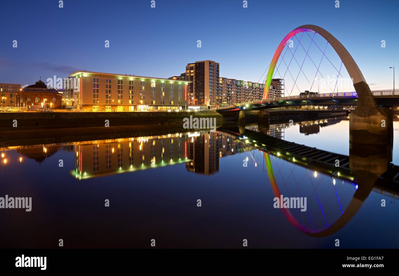Alba riflessioni del Clyde arco in ancora un fiume Clyde presto in un cielo blu chiaro giorno Foto Stock