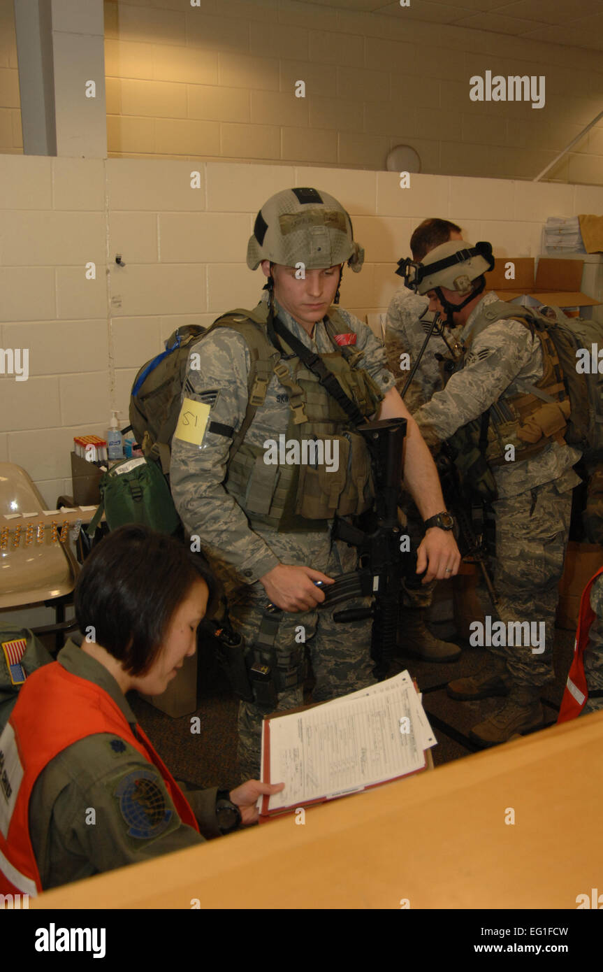 Stati Uniti Air Force Staff Sgt. David Skipalis, 1 operazioni speciali delle forze di sicurezza squadrone campo Hurlburt Fla., processi attraverso una linea di mobilità prima di uscire per Haiti, Gennaio 13, 2010. Avieri assegnata al 1° Operazioni Speciali ala sarà parte di un americano di soccorso umanitario missione per il terremoto ha colpito il paese. Senior Airman Matthew Loken Foto Stock