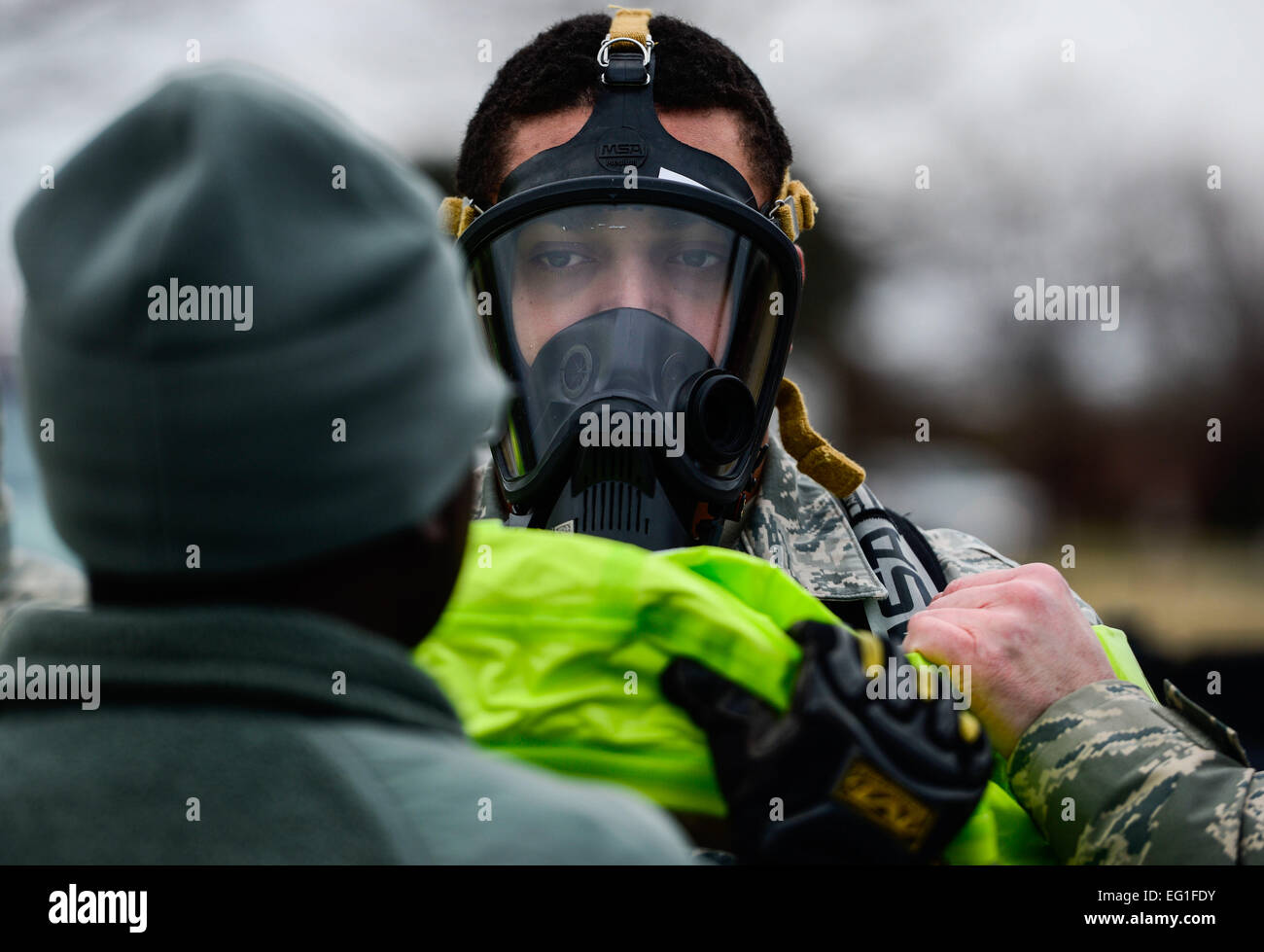 Stati Uniti Air Force Airman 1. Classe Alex McClendon, 633rd Medicina Aerospaziale Squadron bioenvironmental ingegnere tecnico, si prepara ad entrare in una simulazione di area contaminata durante la Base integrata di risposta in caso di emergenza e la formazione di capacità a Langley Air Force Base, Va., Gennaio 13, 2015. IBERCT è stato progettato per garantire la base comune Langley-Eustis è protetto da potenziali chimici, biologici, radiologici, nucleari e ad alta resa minacce esplosiva. Senior Airman Kayla Newman foto è stata ritagliata, affilata e livelli erano utilizzati per sottolineare l'oggetto. Foto Stock