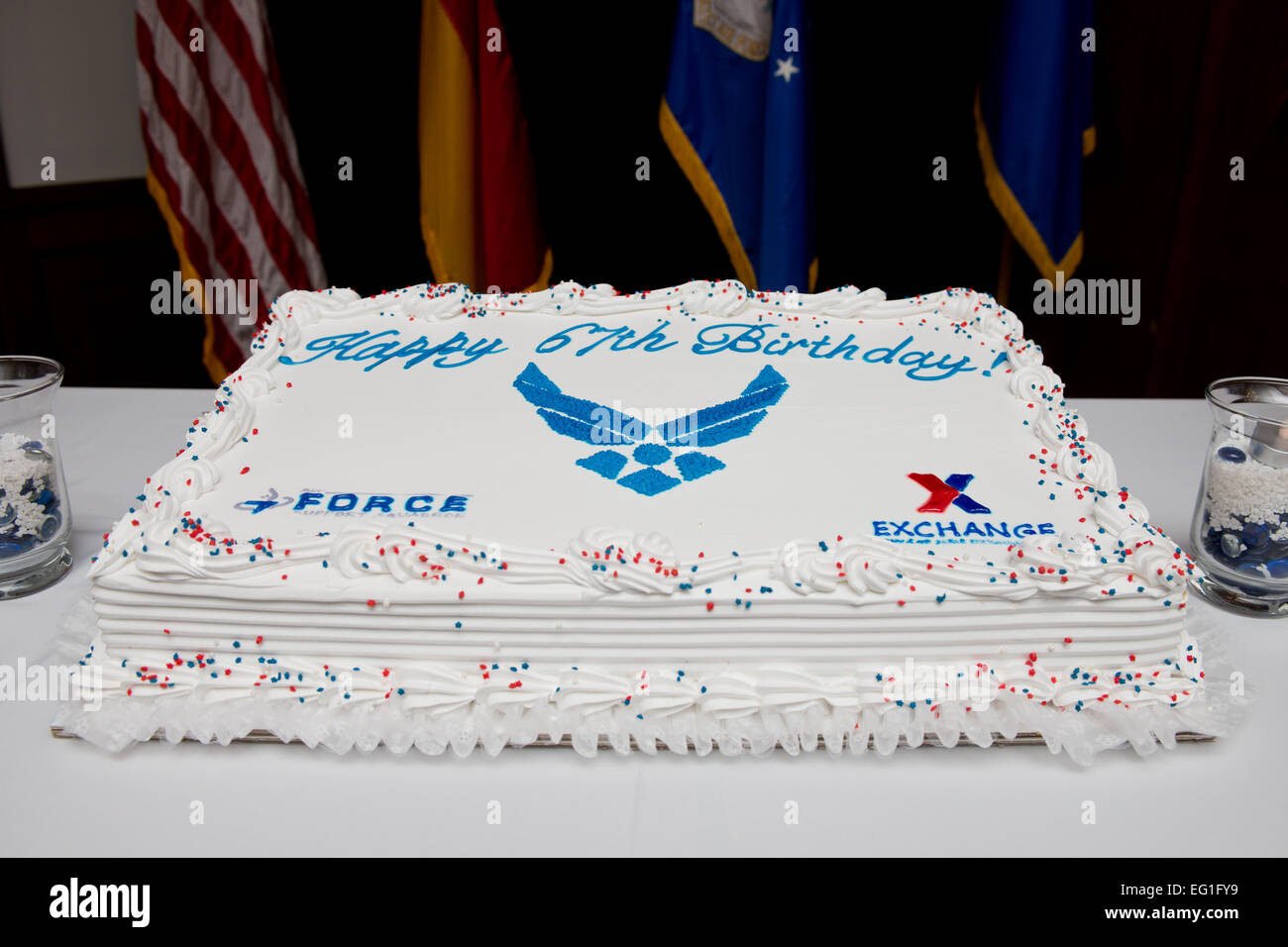 La 67th Air Force torta di compleanno attende di essere tagliato durante la  celebrazione sett. 18, 2014, a Ramstein Air Base, Germania. Senior Airman  Jonathan Stefanko Foto stock - Alamy