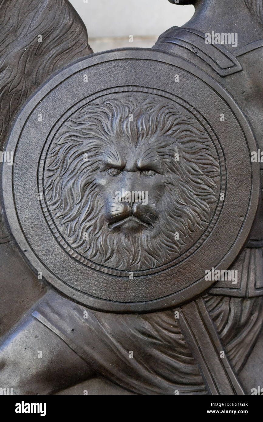 Bronzo soldati romani Lion Shield su porte di Marble Arch della City di Londra Foto Stock