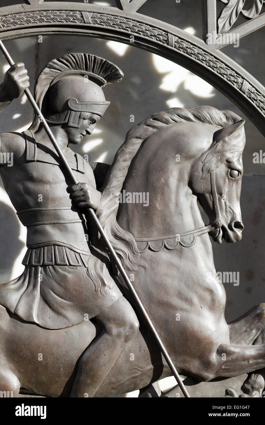 Bronzo soldato romano sui cancelli di Marble Arch della City di Londra Foto Stock