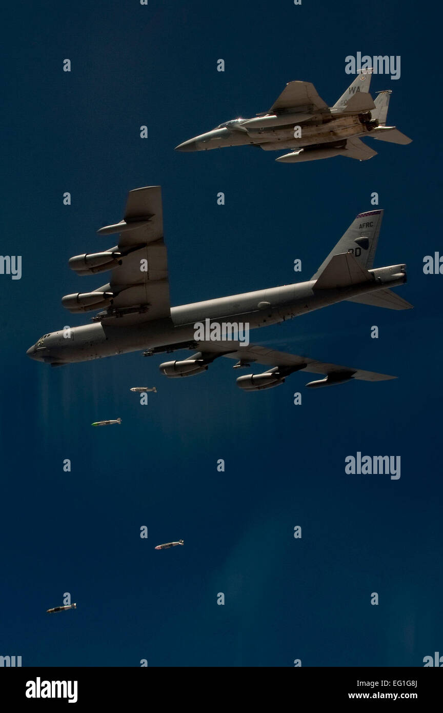 A B Stratofortress scende guidato dal vivo le unità di bomba come un F-15D Aquila segue durante il Bianco di Midway III esercizio oltre il Nevada Test e campo di addestramento su Giugno 28, 2012. I dati raccolti dalla formazione di attacchi eseguiti in bianco di Midway III è utilizzato per gli aiuti o migliorare la difesa continua minaccia di riduzione dei programmi dell'Agenzia. Il B-52 è con la 340 a scuola di armi e del F-15D è con il 433rd Scuola di armi. Il personale Sgt. Christopher Hubenthal Foto Stock