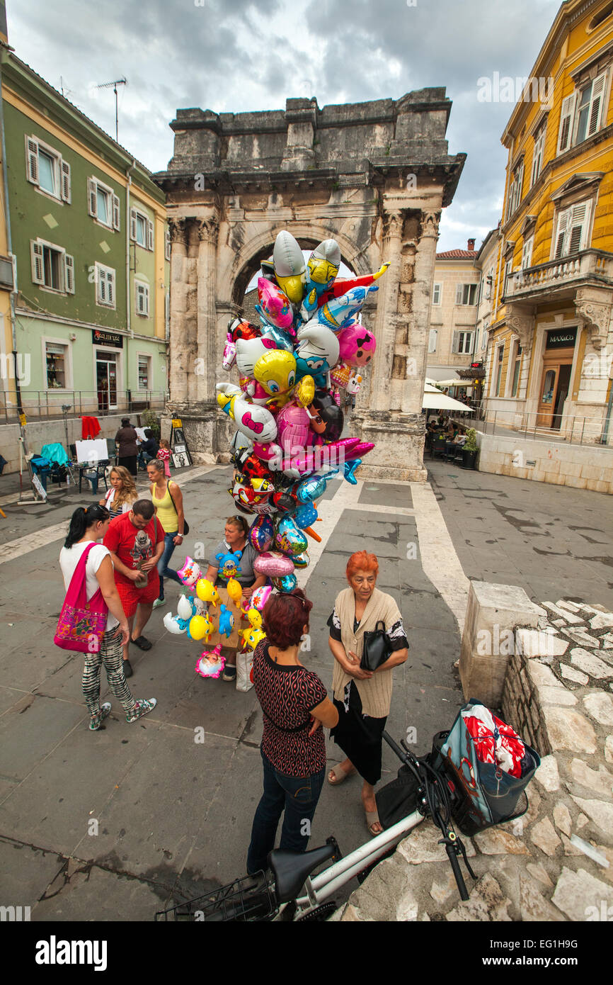 Palloncini sulla strada in Pula Foto Stock