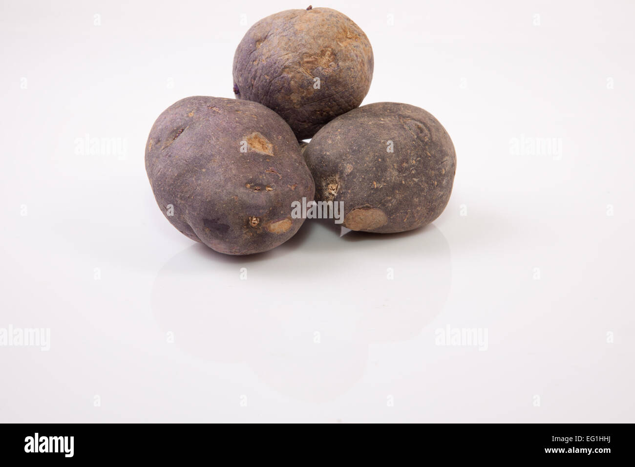 Viola patate Vitelotte. Isolato su sfondo bianco Foto Stock