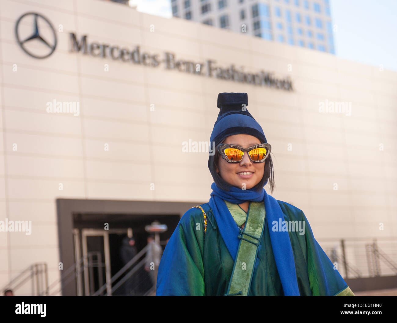 New York, Stati Uniti d'America. Xiii Febbraio, 2015. Fashionistas coraggioso il frigida meteo indossare i loro moda abbigliamento invernale al di fuori dell'autunno 2015 della Settimana della moda mostra in Lincoln Center di New York venerdì, 13 febbraio 2015. Il giorno è cominciato in singole cifre di raggiungere la metà-adolescenti e la domenica è previsto di andare giù a zero, il giorno più freddo nella città in 20 anni. Questa è l' ultima volta la mostra sarà presso il Lincoln Center come essi sono stati avviati dopo una querela è stata vinta su di loro negare l'uso del parco al pubblico. Una nuova sede non è stata ancora determinata. Credito: Richard Levine/Alamy Live News Foto Stock