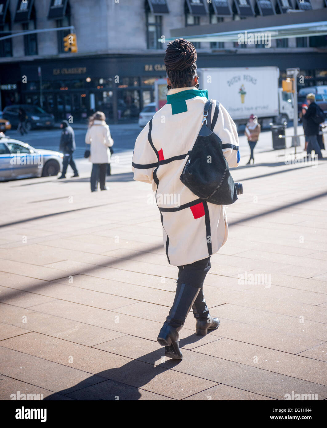 New York, Stati Uniti d'America. Xiii Febbraio, 2015. Fashionistas coraggioso il frigida meteo indossare i loro moda abbigliamento invernale al di fuori dell'autunno 2015 della Settimana della moda mostra in Lincoln Center di New York venerdì, 13 febbraio 2015. Il giorno è cominciato in singole cifre di raggiungere la metà-adolescenti e la domenica è previsto di andare giù a zero, il giorno più freddo nella città in 20 anni. Questa è l' ultima volta la mostra sarà presso il Lincoln Center come essi sono stati avviati dopo una querela è stata vinta su di loro negare l'uso del parco al pubblico. Una nuova sede non è stata ancora determinata. Credito: Richard Levine/Alamy Live News Foto Stock