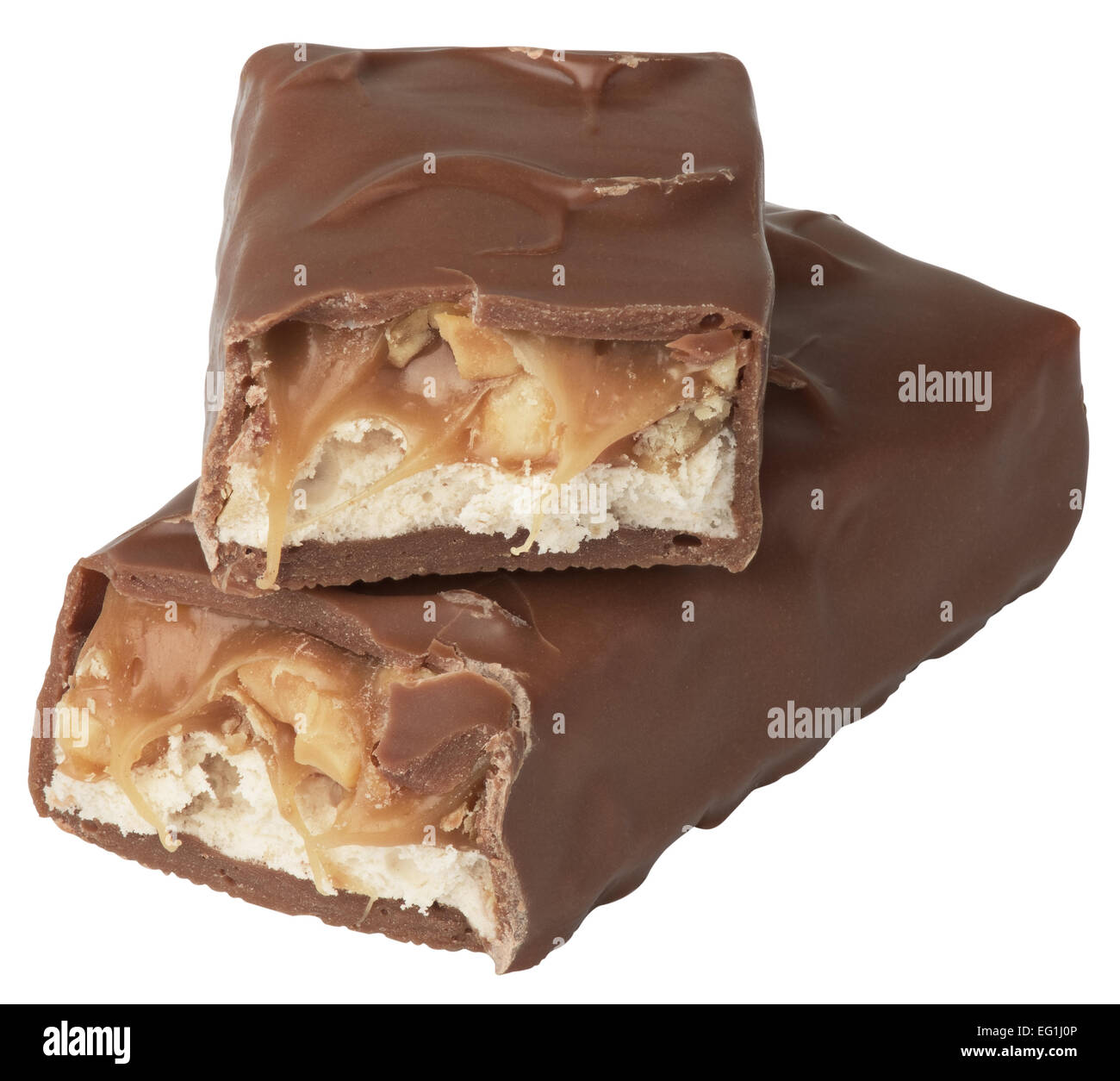 Pezzi di barrette di cioccolato giacciono reciprocamente in una colonna. isolato su sfondo bianco con i tracciati di ritaglio Foto Stock