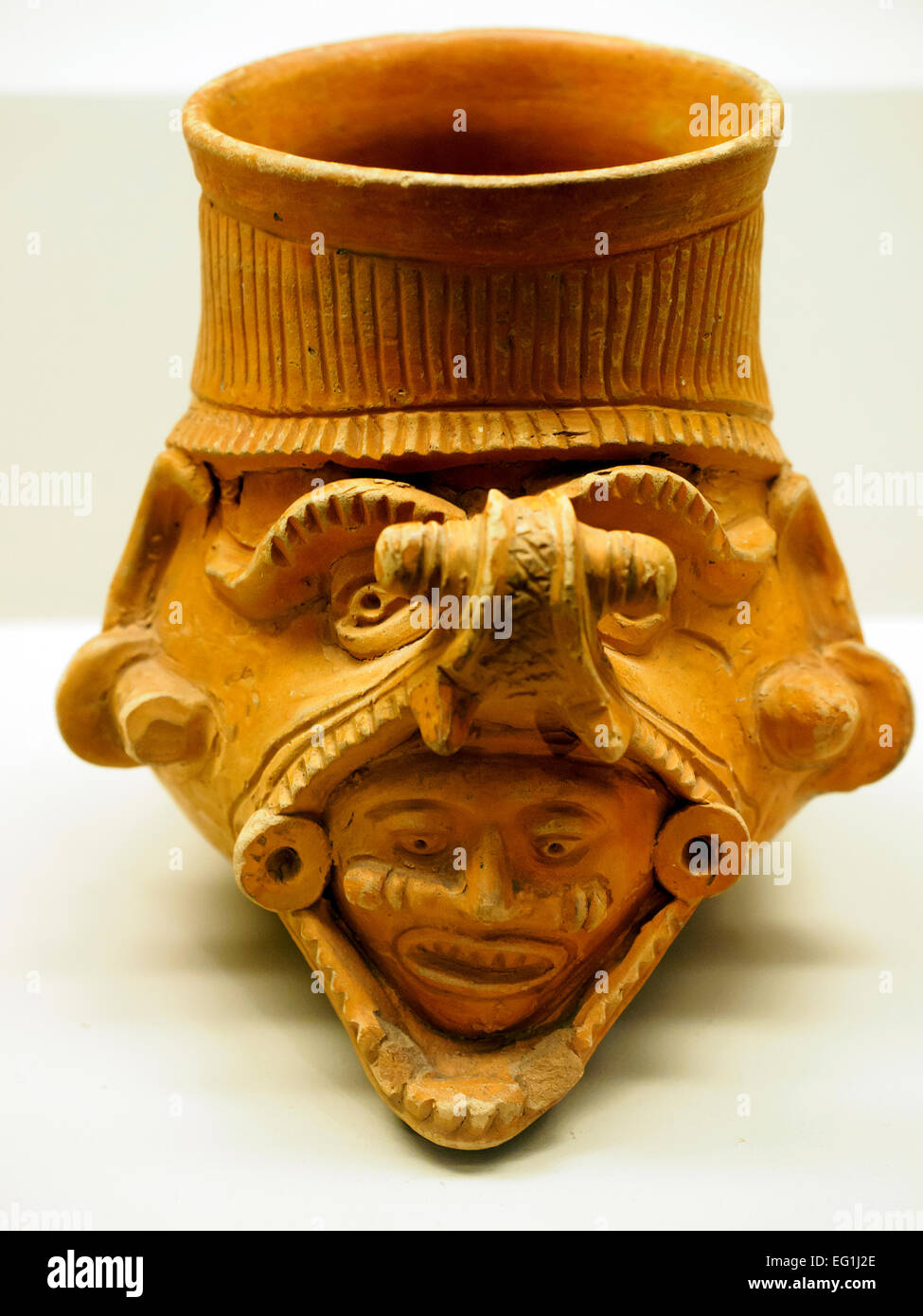 Vaso in ceramica con testa emergente da ganasce serpenti Isla de Sacrificios, 900-1521 d.C. Foto Stock