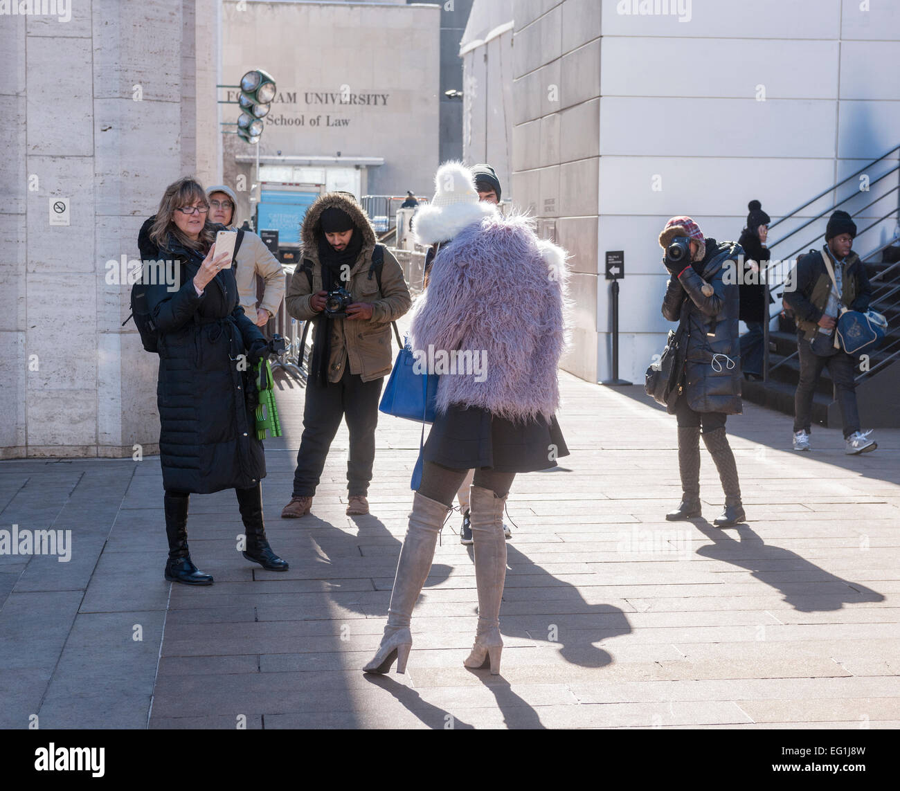 New York, Stati Uniti d'America. Xiii Febbraio, 2015. Fashionistas coraggioso il frigida meteo indossare i loro moda abbigliamento invernale al di fuori dell'autunno 2015 della Settimana della moda mostra in Lincoln Center di New York venerdì, 13 febbraio 2015. Il giorno è cominciato in singole cifre di raggiungere la metà-adolescenti e la domenica è previsto di andare giù a zero, il giorno più freddo nella città in 20 anni. Questa è l' ultima volta la mostra sarà presso il Lincoln Center come essi sono stati avviati dopo una querela è stata vinta su di loro negare l'uso del parco al pubblico. Una nuova sede non è stata ancora determinata. Credito: Richard Levine/Alamy Live News Foto Stock