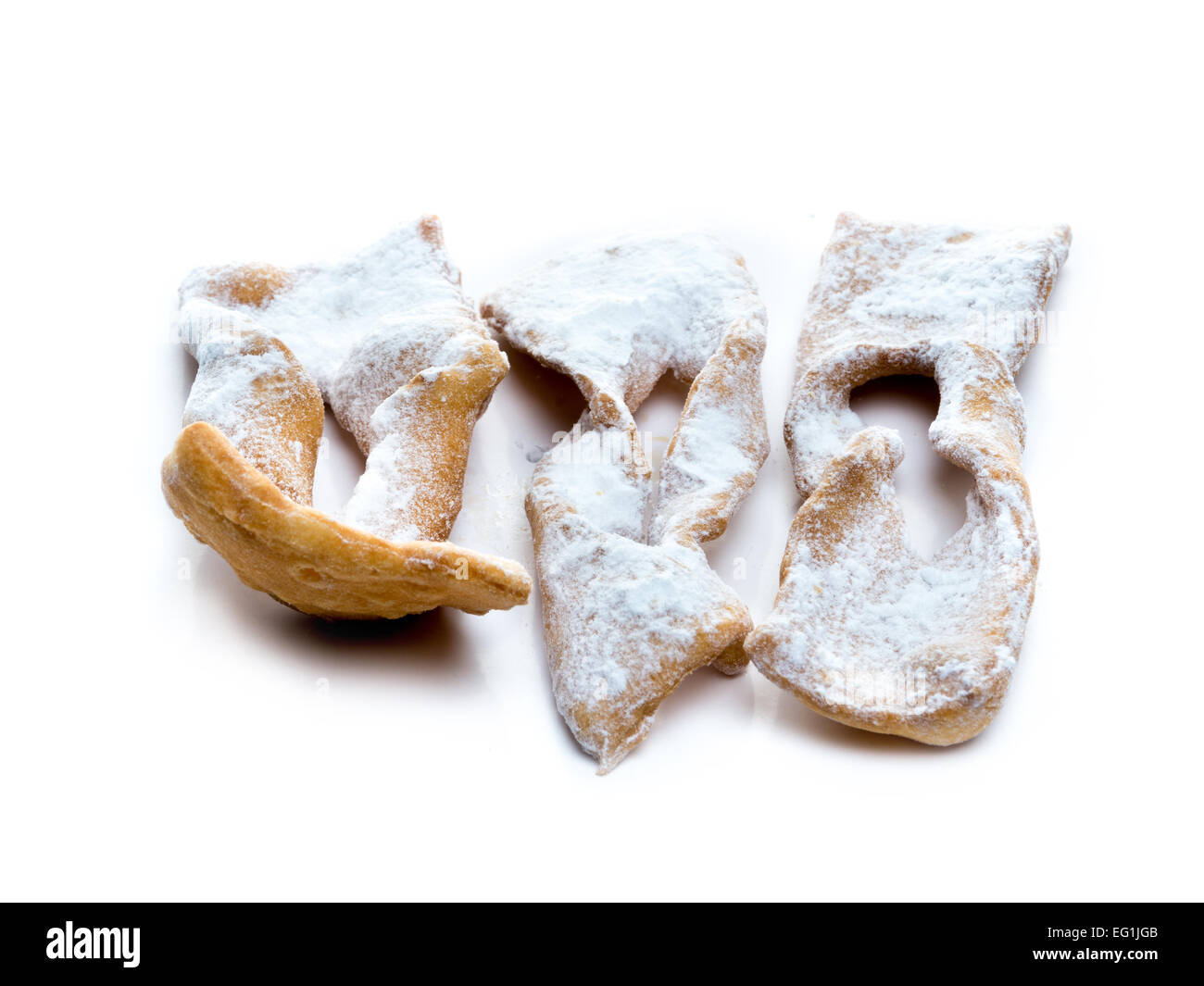 Tradizionale dolce polacco biscotti croccanti chiamato Faworki con lo zucchero semolato su sfondo bianco Foto Stock