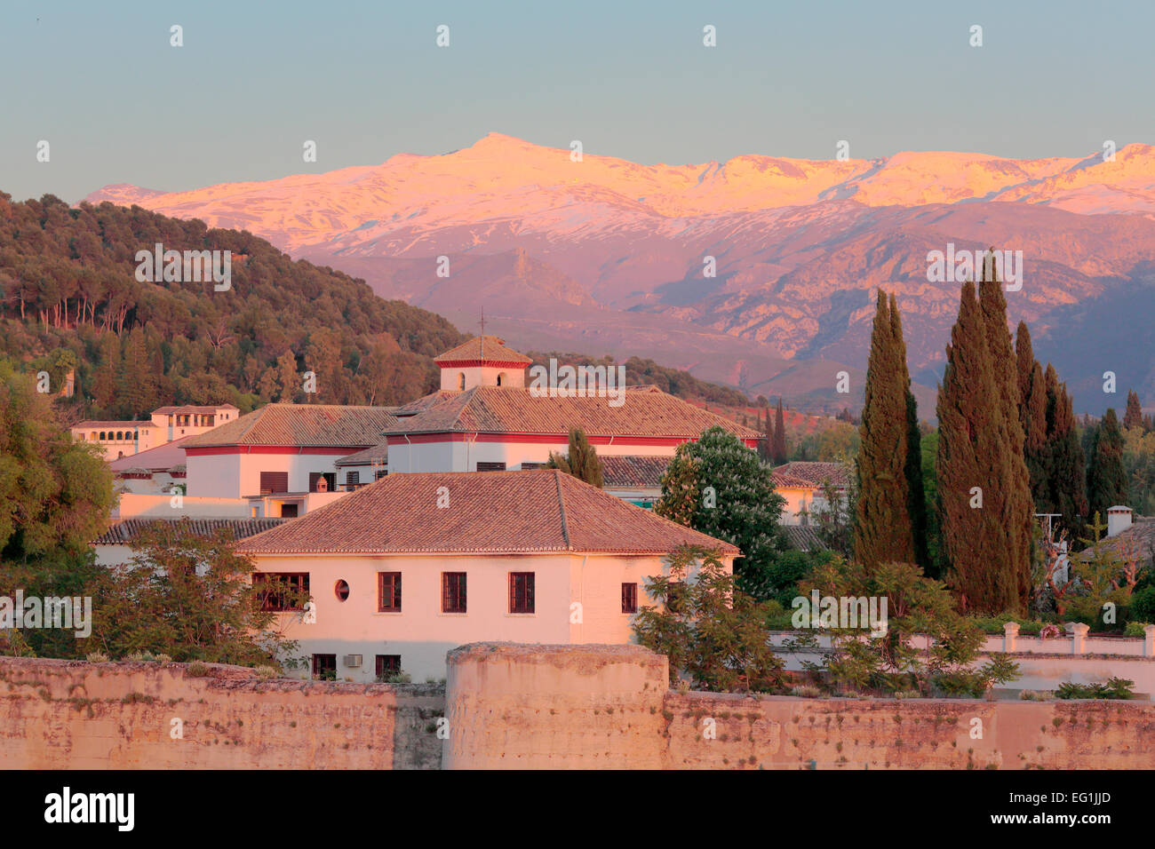 Alhambra e le montagne della Sierra Nevada, Granada, Andalusia, Spagna Foto Stock