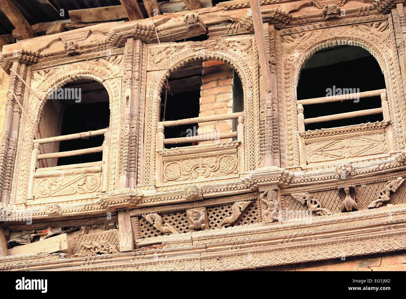 Profusamente scolpiti-newar tradizionale di stile in legno bellissima tripla balcone nella zona della città vecchia. Dhulikhel-Kavrepalanchok dst.-Npl Foto Stock