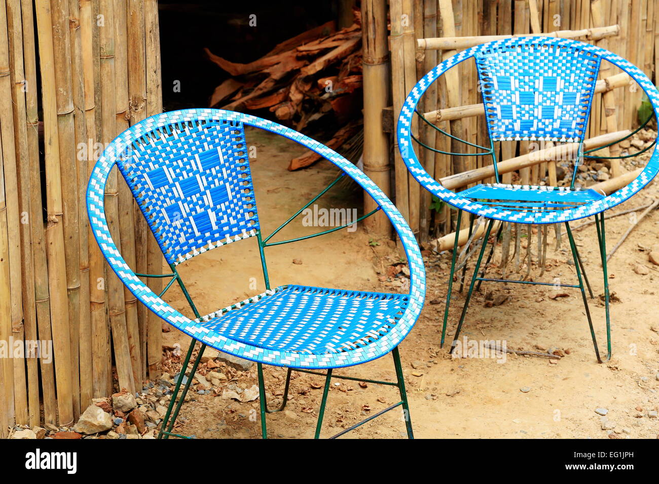 Bianco-blu di sedie in plastica intrecciata su telaio metallico accoccolato  alla porta di una legnaia. Borgo della parte posteriore di T.T.Y.m Foto  stock - Alamy