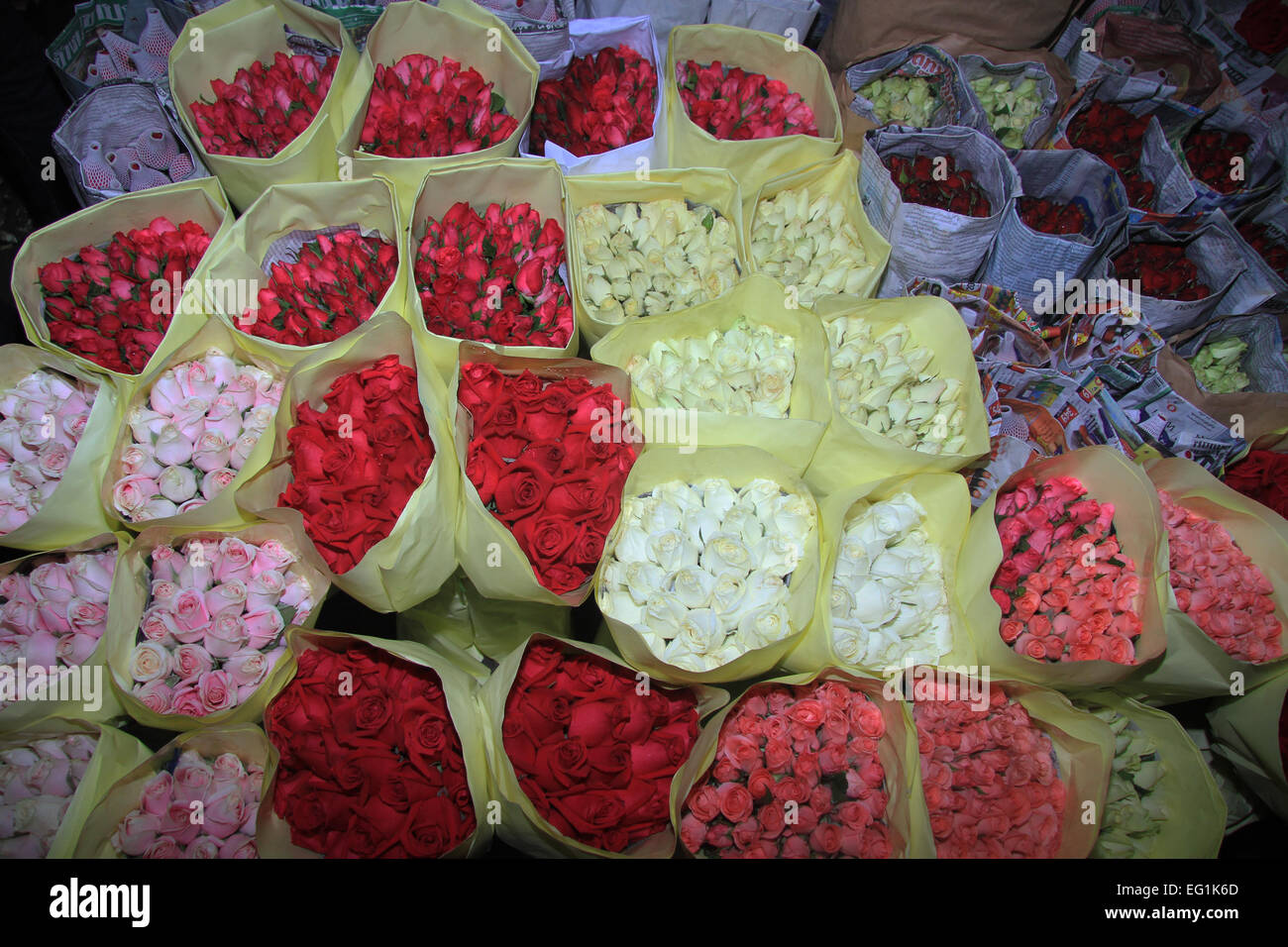 Bangkok, Thailandia, 13-02-2015-Vichan Poti/ Pacifico Press - un mazzo di rose è visualizzato prima del giorno di San Valentino a un mercato dei fiori a Bangkok © Vichan Poti/ Pacifico premere/Alamy Live News Foto Stock