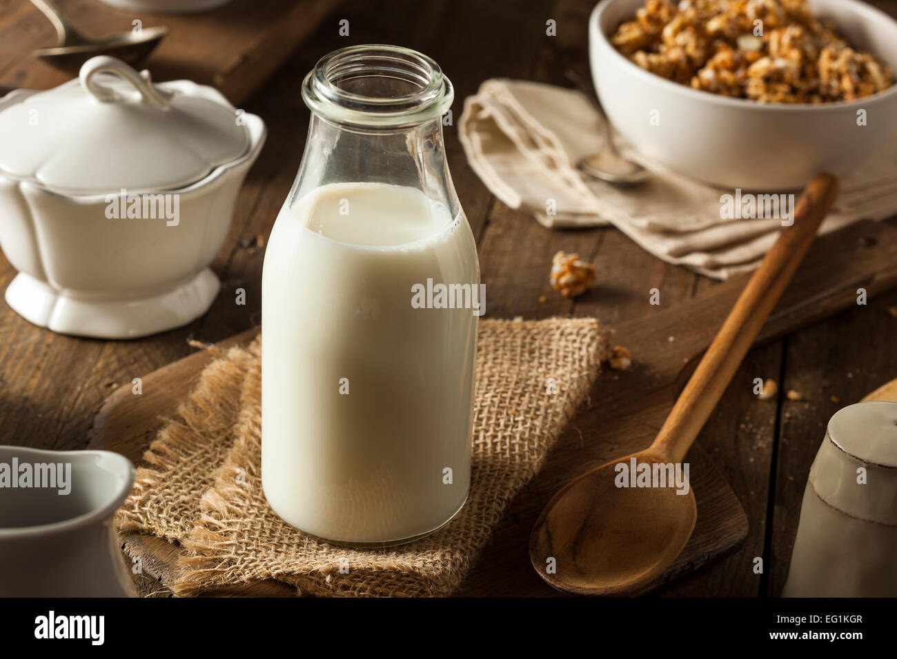 Organico rinfrescante bianco latte intero in una bottiglia Foto Stock