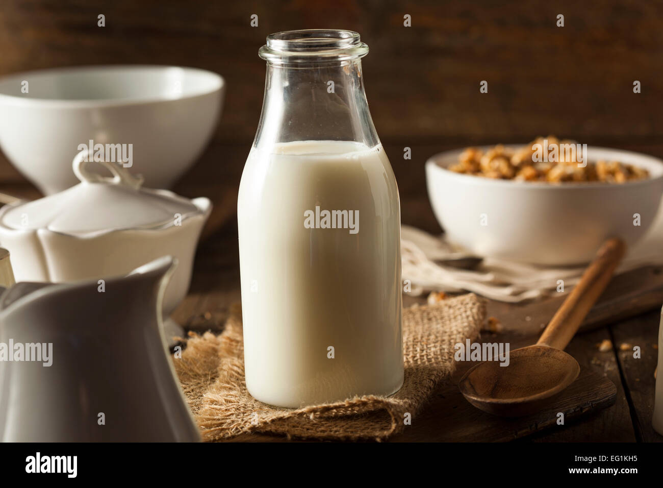 Organico rinfrescante bianco latte intero in una bottiglia Foto Stock