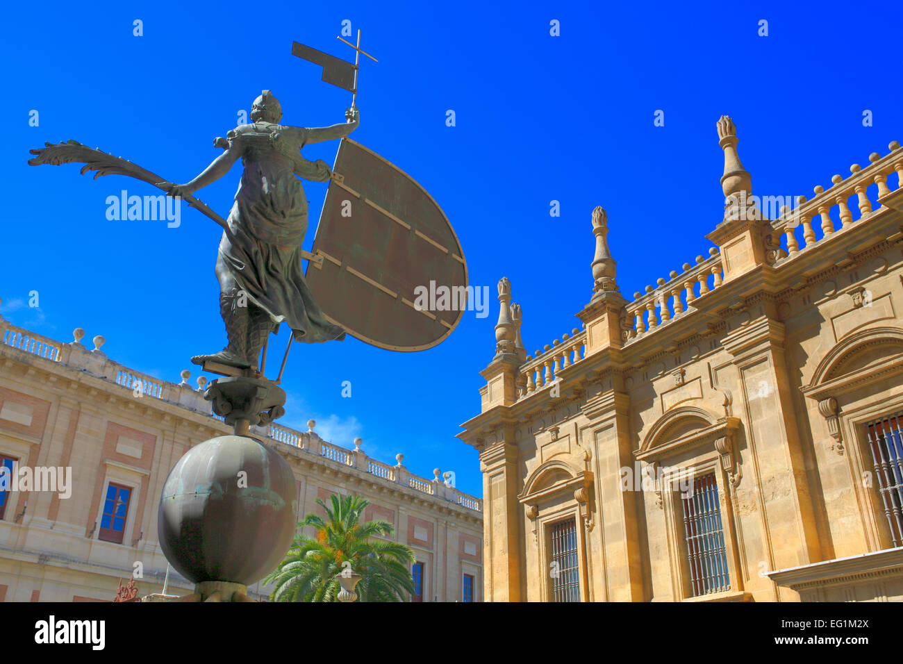 Statua della fede, Plaza Virgen de los Reyes e Cattedrale di Santa Maria del vedere, Siviglia, Andalusia, Spagna Foto Stock