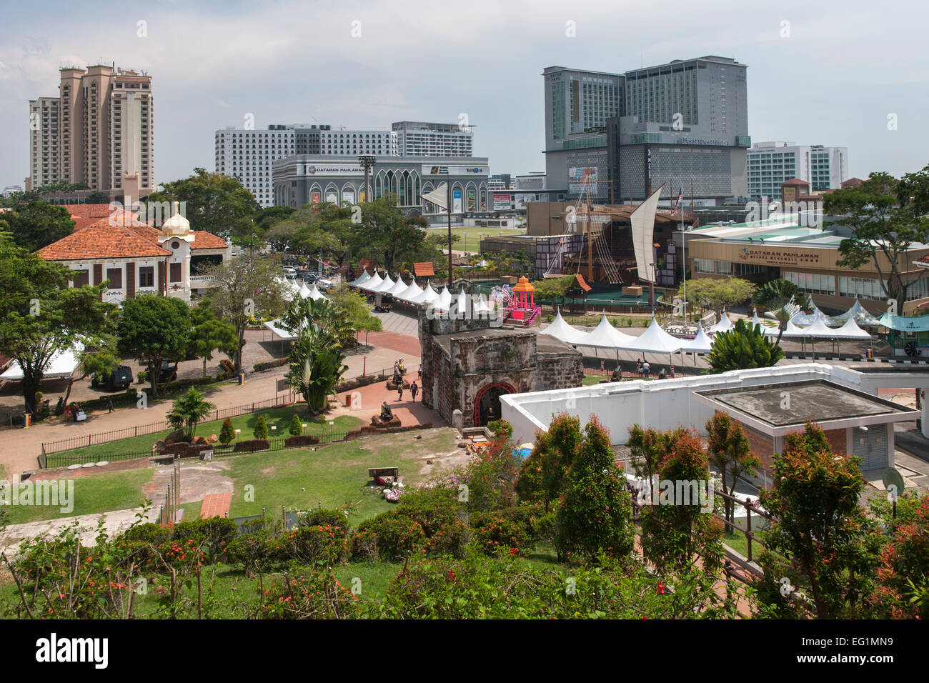 Visualizzare acorss la città di Malacca e una famosa (aka Porta de Santiago), una storica fortezza Portoghese in Malacca, Malesia. Foto Stock