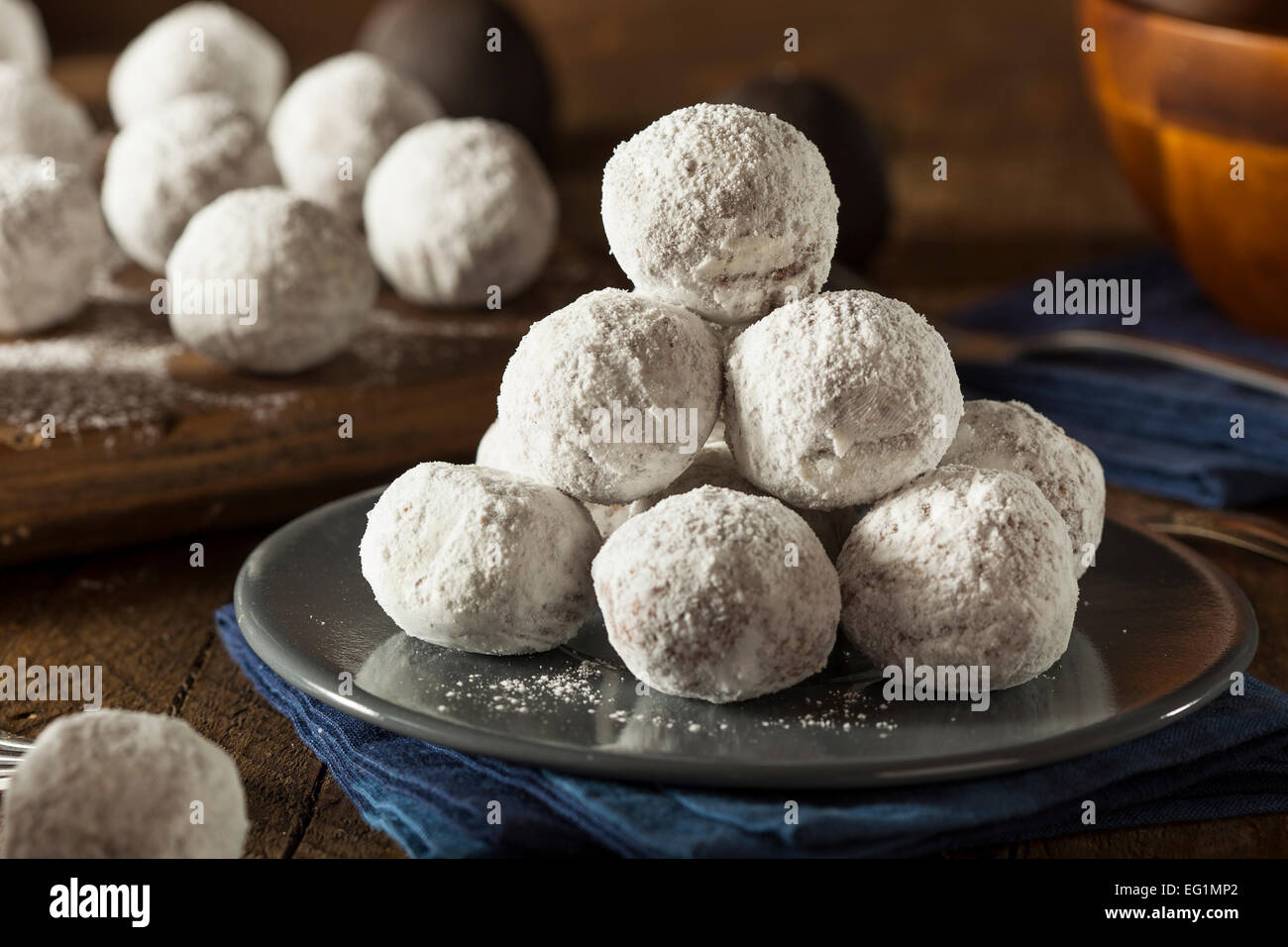 Fatti in casa ciambella zuccherino fori su uno sfondo Foto Stock