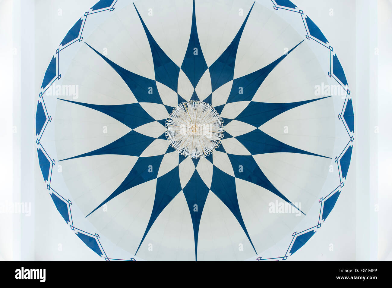 Interno della cupola in sullo Stretto di Malacca moschea (aka Masjid Selat Melaka) in Malacca, Malesia. Foto Stock