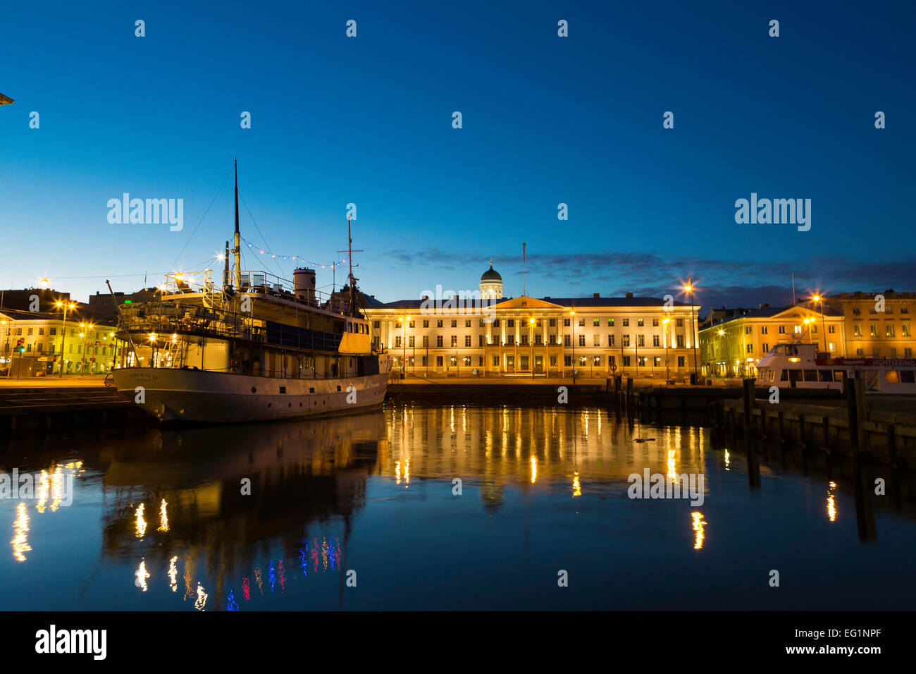 Il porto di Helsinki al crepuscolo Foto Stock