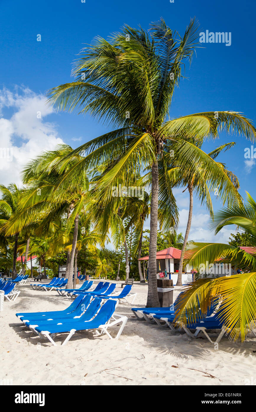 Spiaggia sedie a sdraio sulla Princess Cays, Bahamas, dei Caraibi. Foto Stock