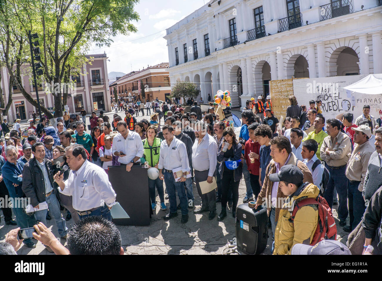 San Cristobal de las Casas, Chiapas, Messico. Il 13 febbraio, 2015. I rappresentanti del governo dello stato (in camice bianco) tra cui il Segretario per le infrastrutture e la comunicazione e si impegnano in un inedito dialogo pubblico all'aperto nel Zocalo con adirato contro i cittadini di tutta l'spettro sociale protestando stato sponsorizzato la costruzione di un museo nel neoclassico Palazzo comunale senza la partecipazione locale o permessi. Credito: Dorothy Alexander/Alamy Live News Foto Stock