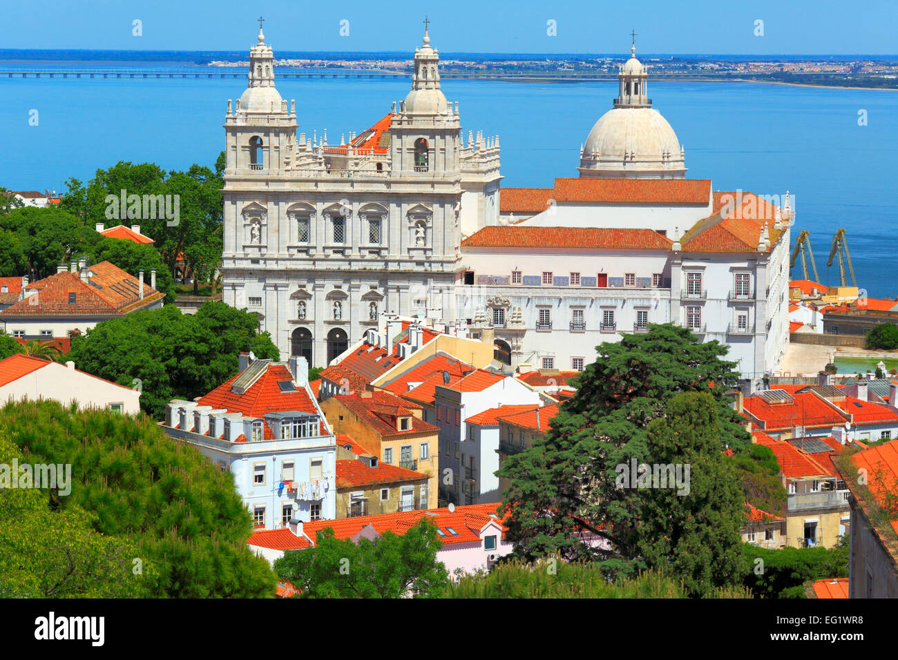 Sao Vicente de Fora la chiesa, dal castello di Sao Jorge (Castelo de Sao Jorge), Lisbona, Portogallo Foto Stock