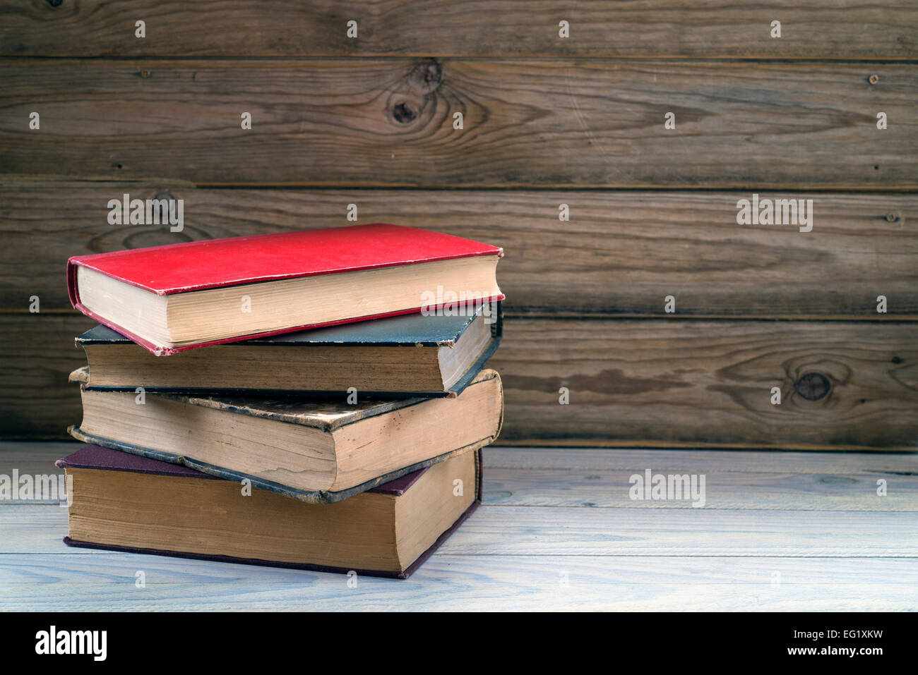 Vecchi libri su uno scaffale di legno. Spazio di copia Foto Stock