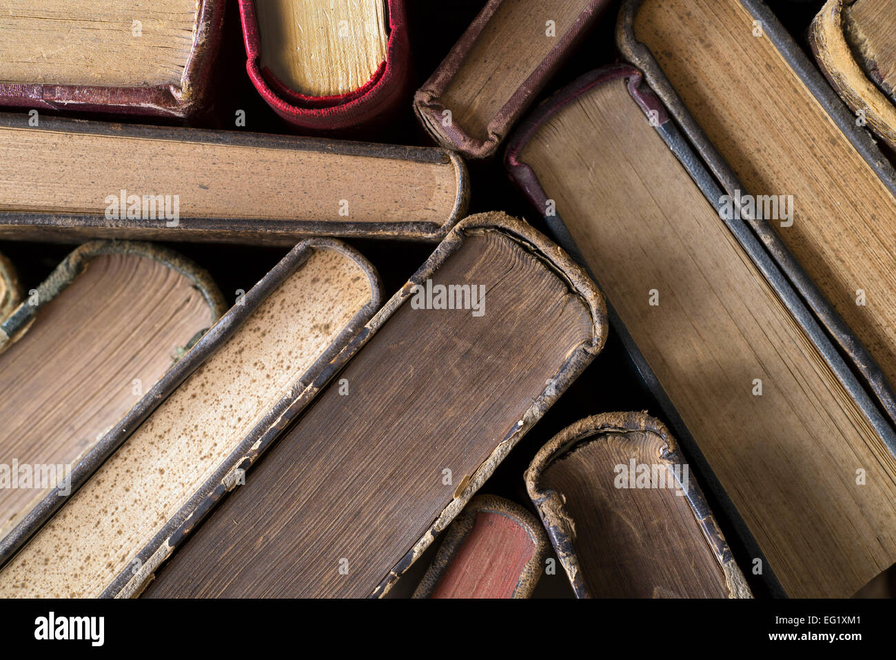 Copertina rigida con vecchi libri visto da sopra Foto Stock