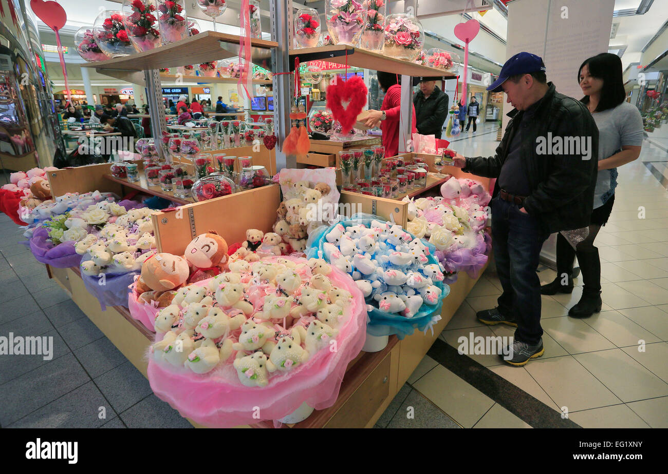 Vancouver, Canada. Xiii Febbraio, 2015. Le persone scelgono decorazioni di fiori in un centro commerciale per lo shopping in Vancouver, Canada, Feb 13, 2015. Nel celebrare il giorno di San Valentino, diversi negozi orientati con il loro il giorno di San Valentino prodotti per attirare i clienti. © Liang Sen/Xinhua/Alamy Live News Foto Stock