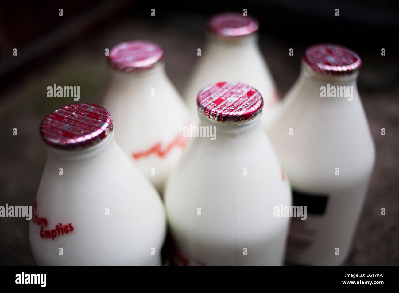 Bottiglie di latte consegnato ad un uso domestico. Foto Stock