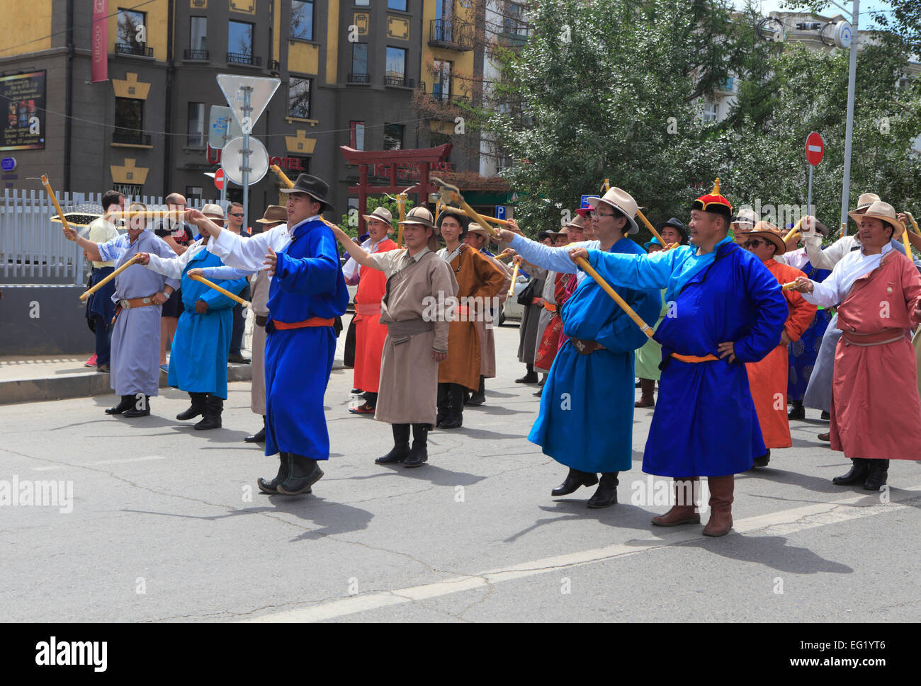 Persone in costumi tradizionali, giorno di indipendenza manifestazione, Ulan Bator, Mongolia Foto Stock