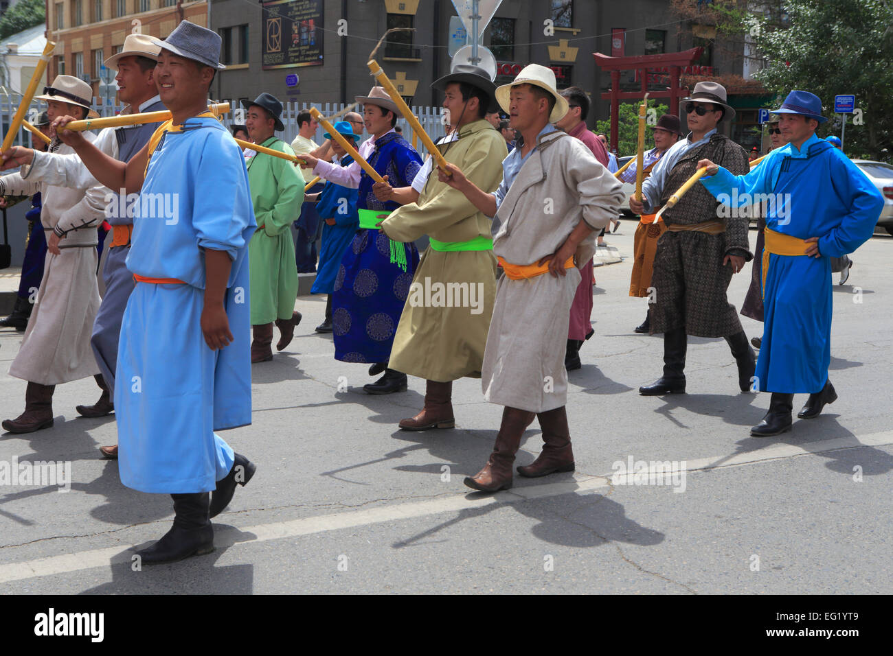 Persone in costumi tradizionali, giorno di indipendenza manifestazione, Ulan Bator, Mongolia Foto Stock