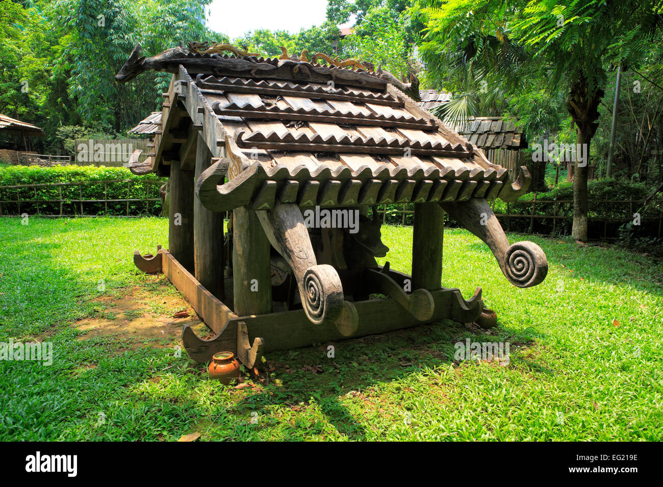 Struttura in legno, museo etnografico, Hanoi, Vietnam Foto Stock