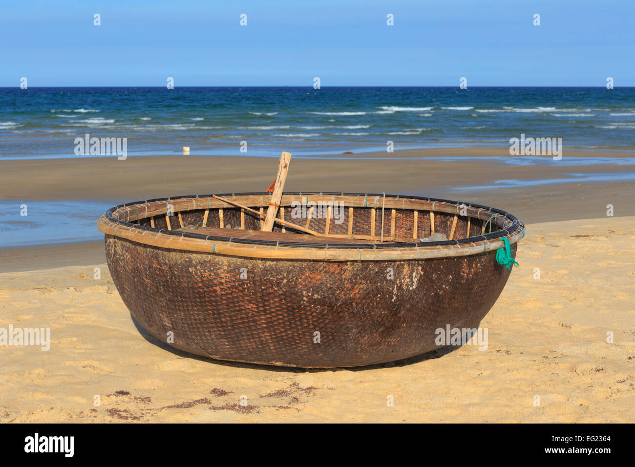 Tradizionale vietnamita in barca, sul Mare della Cina del Sud spiaggia vicino Tam Ky, Vietnam Foto Stock