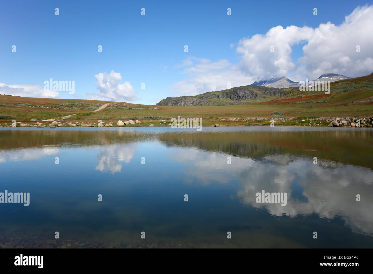 La Groenlandia, Itilleq dreamscape, come il paesaggio con puffy nuvole, acqua e terra verde. Foto Stock