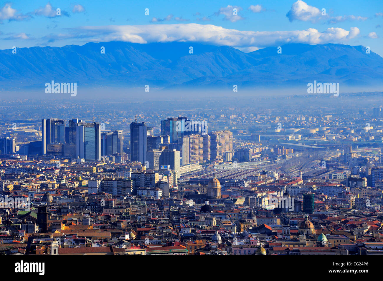 Vista di CDN complesso dalla Certosa di San Martino, Napoli, campania, Italy Foto Stock