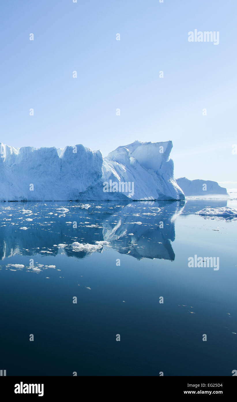 La Groenlandia, Ilulissat icebergs, ritratto di immagini di iceberg tabulare con la riflessione. Foto Stock