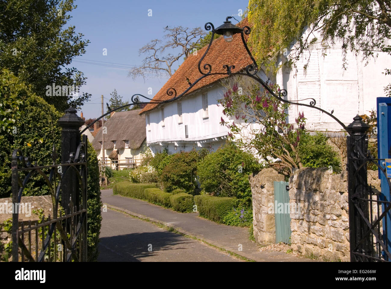 Bucks - Long Crendon - Chiesa fine - la Casa Corte C15 - incorniciato dalla chiesa decorativo gateway di ferro - alta giorno d'estate. Foto Stock