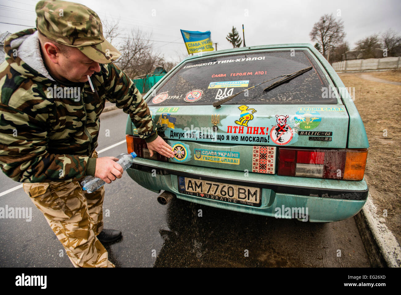 Volunteer Mykola Anatoliyovych lavando la sua vettura completamente coperto con patriottico ucraino di adesivi. Radomyshl, Ucraina, 31 gennaio, 2015. Foto di Oleksandr Rupeta Foto Stock