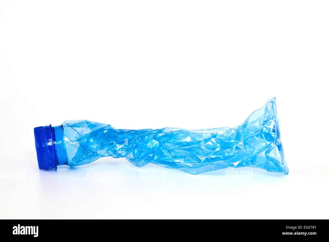 Blu bottiglia di acqua minerale twisted dopo uso pronto per il riciclaggio Foto Stock