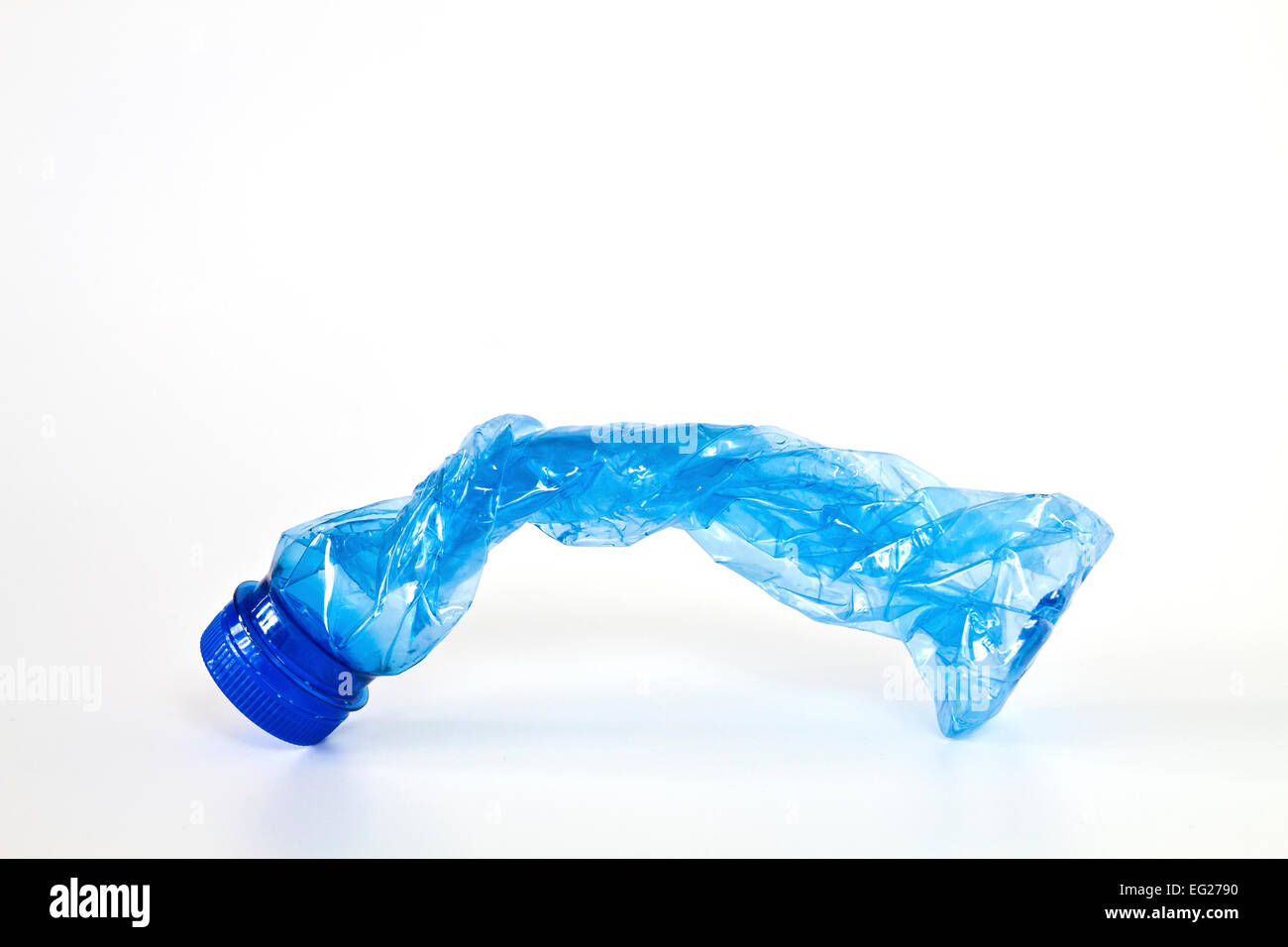 Blu bottiglia di acqua minerale twisted dopo uso pronto per il riciclaggio Foto Stock