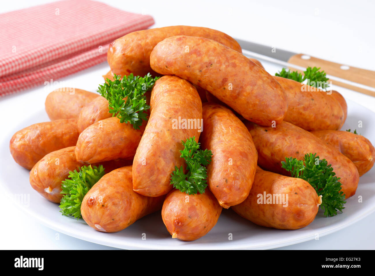 Pila di breve kielbasa salsicce su piastra Foto Stock