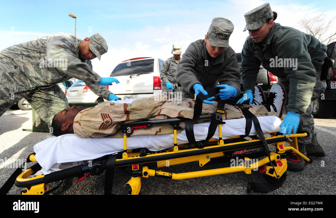 Avieri da 509a Medical Group posizionare un moulaged "vittima" su una barella in modo che egli possa essere evacuato durante un incidente rilevante esercizio di risposta a Whiteman Air Force Base, Mo., Feb 23, 2012. Il MARE testato aviatori sulle corrette tecniche e procedure quando si risponde a un incidente rilevante con la massa di feriti. Senior Airman Nick Wilson Foto Stock