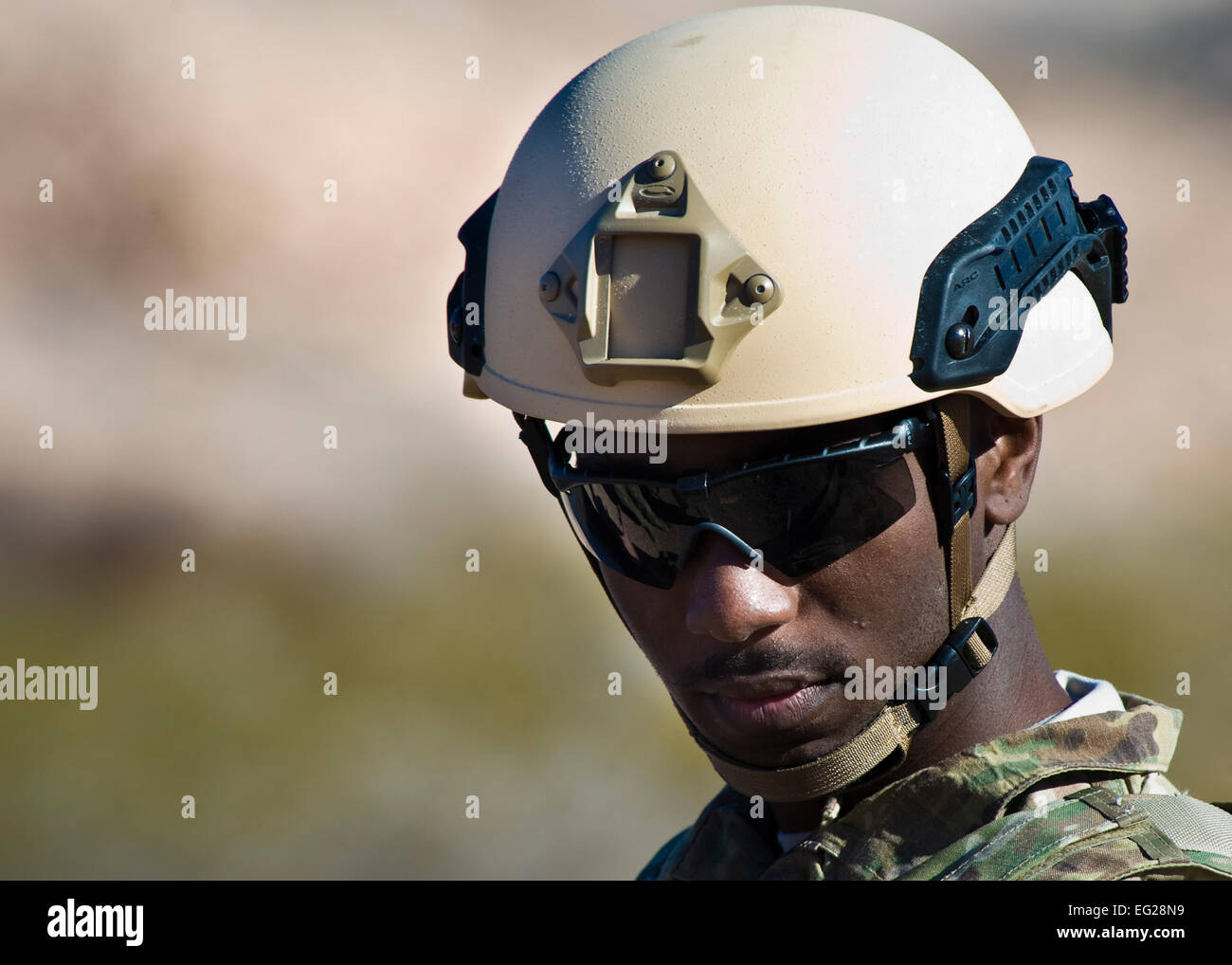 Stati Uniti Air Force Staff Sgt. John Mitchell, 99th ingegnere civile Squadron l'eliminazione degli ordigni esplosivi tecnico, verifica visivamente per congegni esplosivi improvvisati durante un corso di formazione il 12 dic. 2013, presso la Base Aerea Militare di Nellis Nev. Alcune attività di carriera per un EOD tecnico includono la gestione live di esplosivi sul bombardamento varia durante la gamma dei giochi, in munizioni ad aree di memorizzazione per ottenere un esplosivo carica di demolizione, in incidente aree da controllare la scena per eventuali componenti esplosivi che potrebbero danneggiare i potenziali ricercatori e operatori di primo soccorso e nei climi dove sussiste il pericolo di esplosione esiste. Un Foto Stock