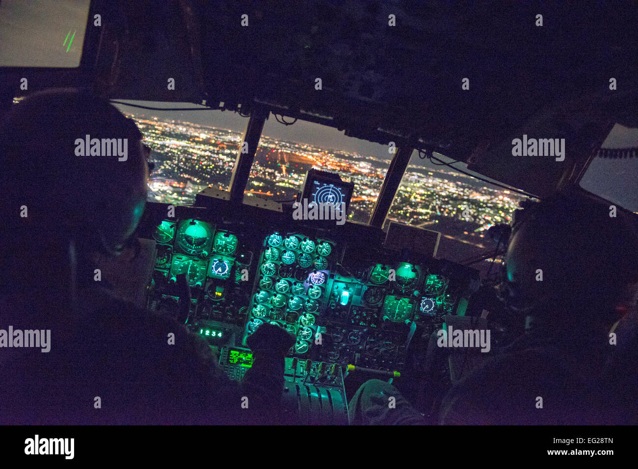 Lt. Col. Andrew Campbell, 36th Airlift comandante dello squadrone, si prepara a terra un C-130 Hercules durante l appassionato di spada 2015 in Yokota Air Base, Giappone, nov. 13, 2014. Appassionato di spada è un esercizio bilaterale tra il giapponese Aria forza di autodifesa e di servizio degli Stati Uniti ai membri di aumentare la prontezza a difendere e sostenere diverse situazioni di crisi nel teatro del Pacifico. Airman 1. Classe Soo Kim C. Foto Stock