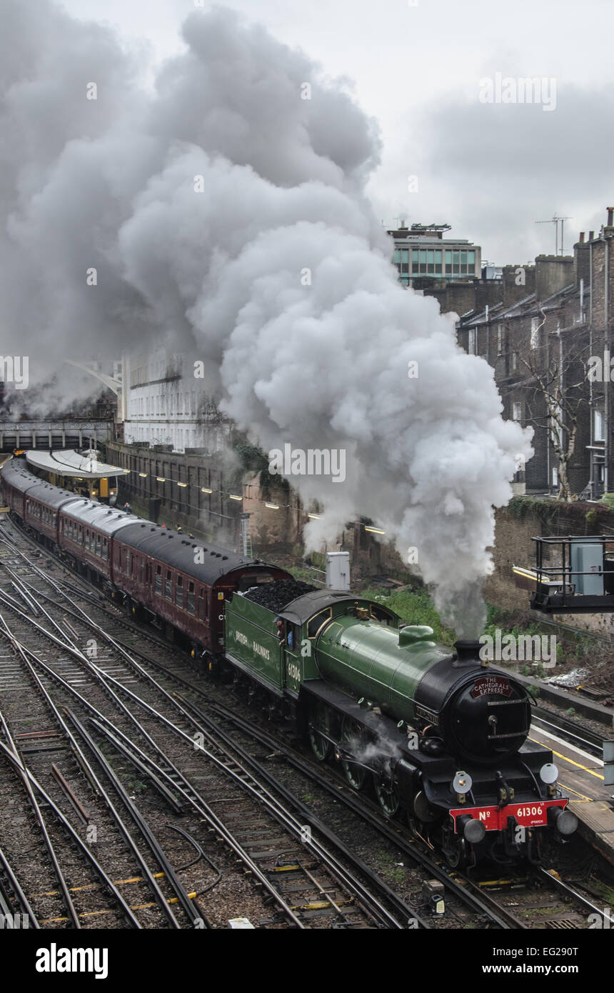 LNER B1 classe numero di locomotiva 61306 named Mayflower partì London Victoria station bound per la costa sud. Regno Unito treno a vapore Foto Stock